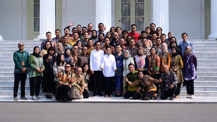 Presiden Jokowi dan Iriana foto bersama pegawai Istana hingga wartawan. (Dok. Setpres)