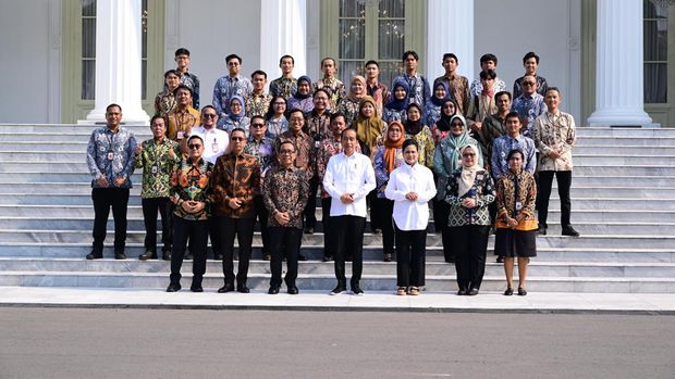 Presiden Jokowi dan Iriana foto bersama pegawai Istana hingga wartawan. (Dok. Setpres)