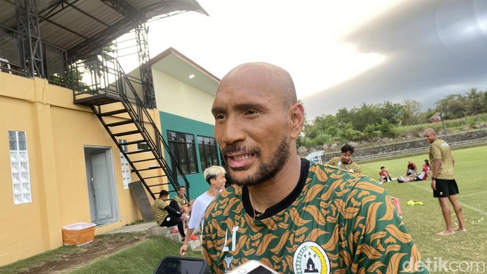Manajer PSS Sleman, Leonard Tupamahu di Lapangan Pakembinangun, Sleman, Kamis (10/10/2024).