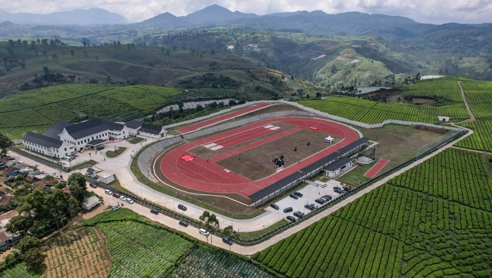 Foto udara atlet lokal Pangalengan mencoba lintasan lari di Pusat Pelatihan Atletik Nasional usai diresmikan di Desa Banjarsari, Pangalengan, Kabupaten Bandung, Jawa Barat, Kamis (10/10/2024). Pusat Pelatihan Atletik Nasional yang memiliki fasilitas pusat kebugaran, lintasan lari, lompat jauh, lempar lembing, dan asrama berkapasitas 90 orang tersebut ditujukan untuk mempersiapkan atlet dalam menghadapi kejuaraan intenasional. ANTARA FOTO/Raisan Al Farisi/rwa.