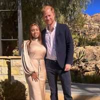 Dalam kunjungan tersebut, Pangeran Harry tidak ditemani dengan Meghan Markle. Putri 23 tahun itu membagikan pertemuannya dengan Pangeran Inggris itu di Instagramnya. “Merupakan kehormatan bisa menjamu makan siang hari ini,” keterangan fotonya. Foto: dok. Instagram @senate.s