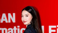 Raline Shah, aktris cantik di Indonesia yang banyak membintangi film layar lebar dan series. Salah satu yang mencuri perhatian adalah Dating Queen. Foto: Instagram @ralineshah