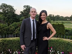 Gaya Raline Shah Pamer Foto dengan Miliarder Brian Armstrong Usai Gosip Nikah