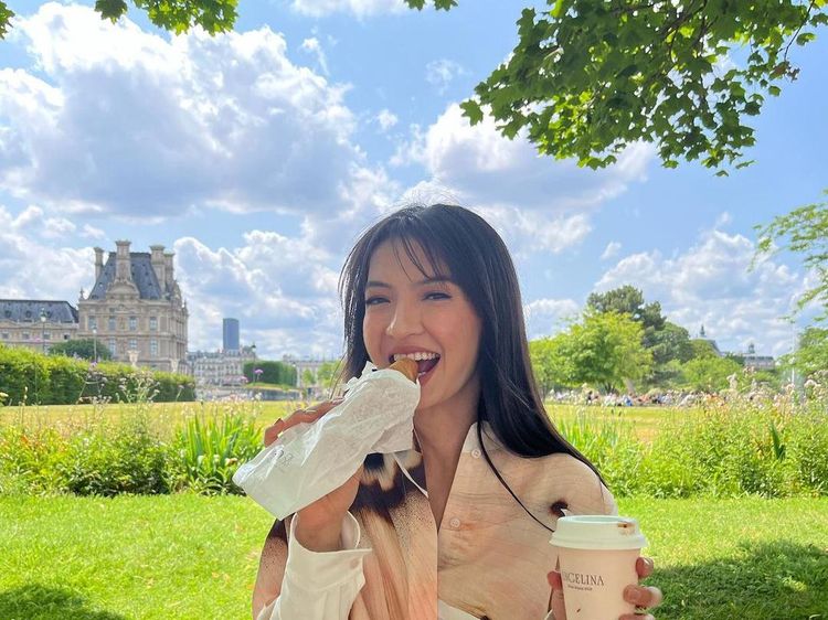 Gaya Keren Raline Shah Saat Ngopi di Paris dan Makan Es Krim di Korea