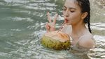 Gaya Keren Raline Shah Saat Ngopi di Paris dan Makan Es Krim di Korea