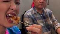 Tak hanya menikmati es krim saja, tapi Raline juga membagikan momen kuliner lainnya. Salah satunya ketika menikmati BBQ yang lezat ini. Foto: Instagram @ralineshah