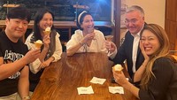 Tampaknya, Raline sangat menyukai es krim tersebut karena berulang kali membagikan momen berbeda di sana. Gerai es krim itu adalah Baekmidang. Foto: Instagram @ralineshah