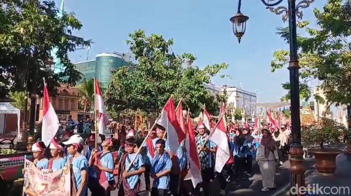 Ratusan Pelajar-Guru Pawai Kenang Perjuangan Tentara Genie Kota Madiun