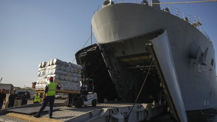 Ratusan Ton Bantuan Kemanusian Turki Berlabuh di Beirut Kapal Angkatan Laut militer Turki yang membawa lebih 300 ton bantuan kemanusiaan tiba di pelabuhan Beirut. Bantuan ini datang di tengah meningkatnya ketegangan di kawasan itu.