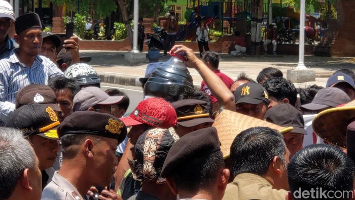 Ratusan Warga Pesisir Trenggalek Protes Limbah Tambak Udang