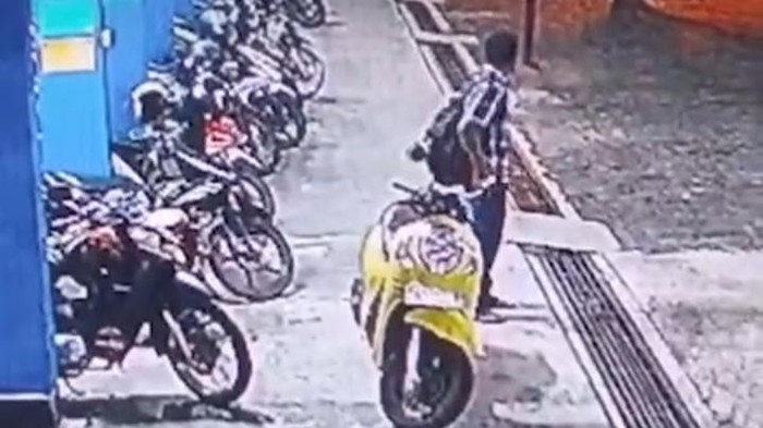 Rekaman CCTV pelaku pencurian motor di terminal Buntalan, Klaten, Selasa (8/10/2024).
