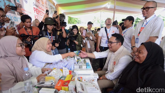 Ridwan Kamil Ikut Pemeriksaan Kesehatan Gratis di Kebon Jeruk Cagub Jakarta no urut 1, Ridwan Kamil menghadiri sekaligus ikut pemeriksaan kesehatan gratis di Kebon Jeruk, Jakarta Barat, Kamis (10/10/2024). Acara tersebut bagian dari kampanye Pilgub Jakarta.