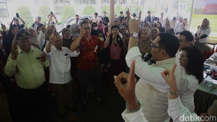 Cagub Jakarta no urut 1, Ridwan Kamil menghadiri sekaligus ikut pemeriksaan kesehatan gratis di Kebon Jeruk, Jakarta Barat, Kamis (10/10/2024). Acara tersebut bagian dari kampanye Pilgub Jakarta.