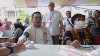 Cagub Jakarta no urut 1, Ridwan Kamil menghadiri sekaligus ikut pemeriksaan kesehatan gratis di kawasan Tomang City Garden, Jakarta Barat, Kamis (10/10/2024).