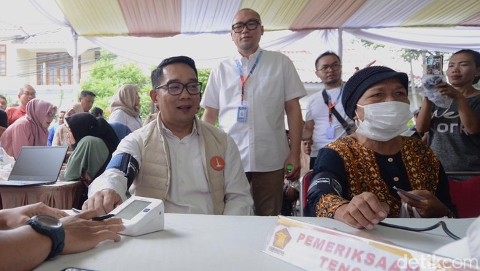 Cagub Jakarta no urut 1, Ridwan Kamil menghadiri sekaligus ikut pemeriksaan kesehatan gratis di Kebon Jeruk, Jakarta Barat, Kamis (10/10/2024). Acara tersebut bagian dari kampanye Pilgub Jakarta.