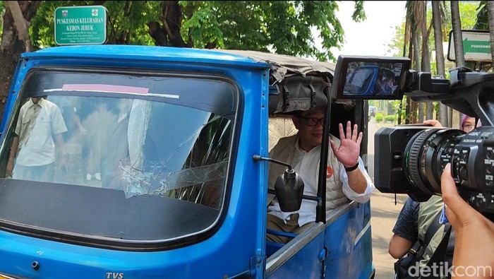 Ridwan Kamil kunjungi posko pemeriksaan kesehatan gratis di kawasan Tomang City Garden, Jakarta Barat. (Rumondang/detikcom)
