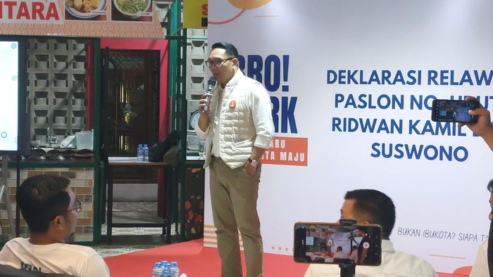 Ridwan Kamil RK saat menghadiri acara deklarasi relawan Bro RK, di kawasan Blok M, Jakarta Selatan, Kamis (10/10/2024).