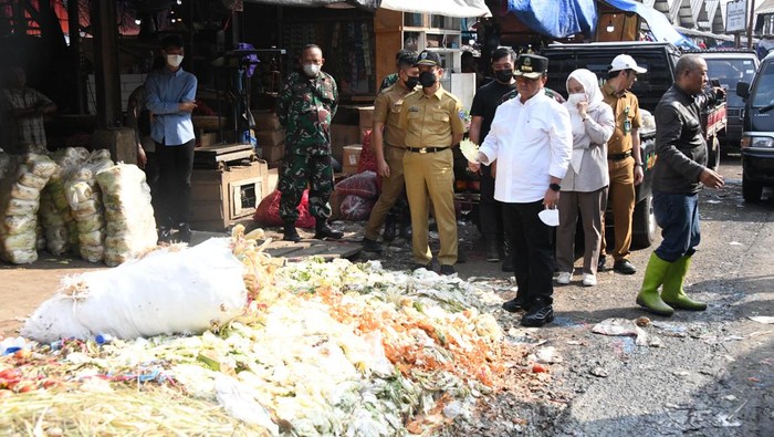 Sampah di Pasar Caringin.