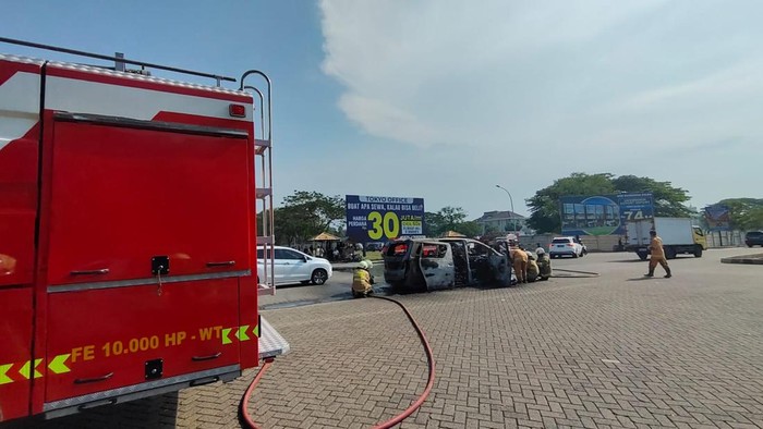 Satu unit mobil terbakar hangus di Pantai Indah Kapus (PIK), Penjaringan, Jakarta Utara (Jakut). Terbakarnya mobil tersebut bermula dari kecelakaan beruntun. (dok Damkar Jakut)