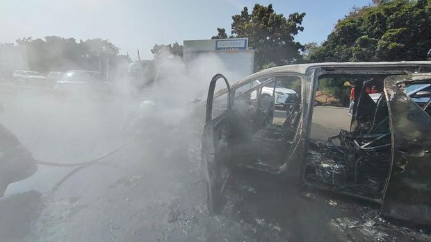 Satu unit mobil terbakar hangus di Pantai Indah Kapus (PIK), Penjaringan, Jakarta Utara (Jakut). Terbakarnya mobil tersebut bermula dari kecelakaan beruntun. (dok Damkar Jakut)
