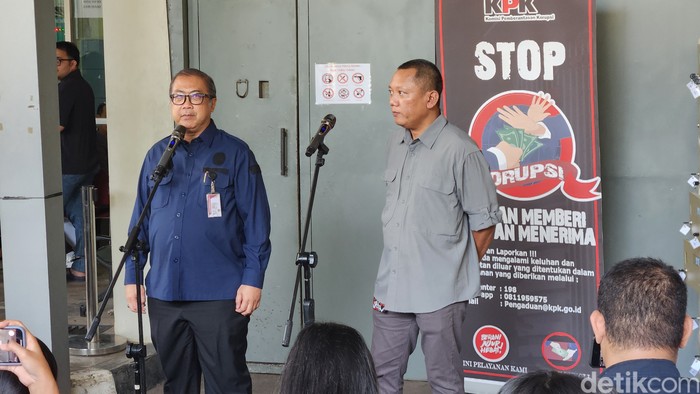 Sekjen KPK Cahya H Harefa berkemeja biru tua. (Adrial Akbar/detikcom)