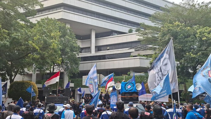 Serikat Pekerja Rokok Tembakau Demo di Depan Kemenkes.