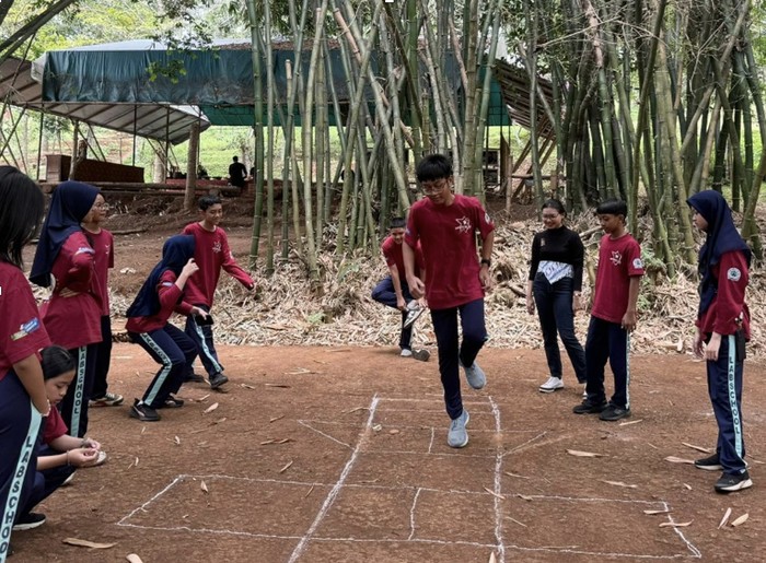 Siswa SMP Labschool Cibubur belajar lestarikan permainan tradisional