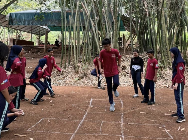 Potret Murid SMP Labschool Cibubur Belajar Lestarikan Permainan Tradisional