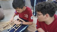 Evantra Ryufano Iwantono, salah satu murid, merasa sangat senang melakukan kegiatan ini. Kegiatan ini sangat seru, saya jadi punya pengalaman belajar membuat angklung dan bermain angklung bersama. Saya juga menjadi tahu lebih banyak tentang permainan tradisional khas Jawa Barat, ungkapnya. Foto: (Dokumentasi SMP Labschool Cibubur)