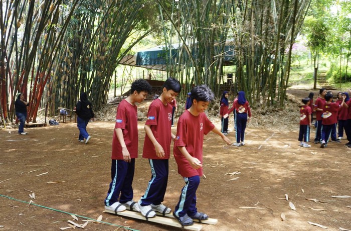 Siswa SMP Labschool Cibubur belajar lestarikan permainan tradisional