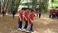Dalam kegiatan Field Study tahun ini yang bertema Mengeksplorasi dan Melestarikan Budaya Jawa Barat, para murid membuat angklung dan melakukan beragam permainan tradisional (kaulinan barudak) khas Jawa Barat. Foto: (Dokumentasi SMP Labschool Cibubur)