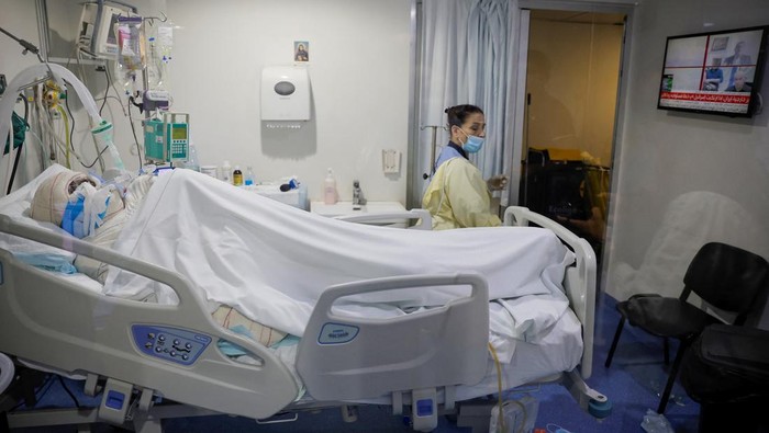 Medical staff members attend to a patient, casualty of an airstrike, in the ICU of Geitaoui Hospital burns unit, in Beirut, Lebanon, October 8, 2024. REUTERS/Louisa Gouliamaki
