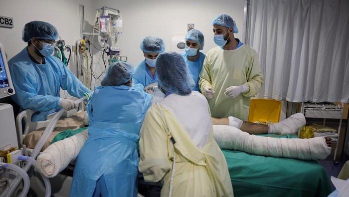 Medical staff members attend to a patient, casualty of an airstrike, in the ICU of Geitaoui Hospital burns unit, in Beirut, Lebanon, October 8, 2024. REUTERS/Louisa Gouliamaki