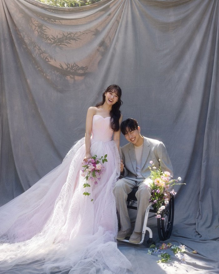 Foto pernikahan Song Ji Eun dan Park We.