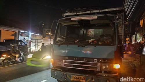 Tabrakan beruntun terjadi di Jalan Raya Denpasar-Gilimanuk, Desa Abiantuwung, Kecamatan Kediri, Tabanan, Bali, Kamis (10/10/2024) malam.