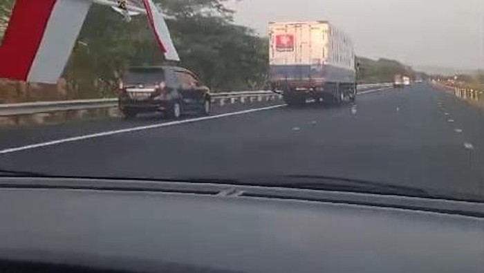 Tangkapan layar polisi kejar komplotan maling ban di Tol Cipali