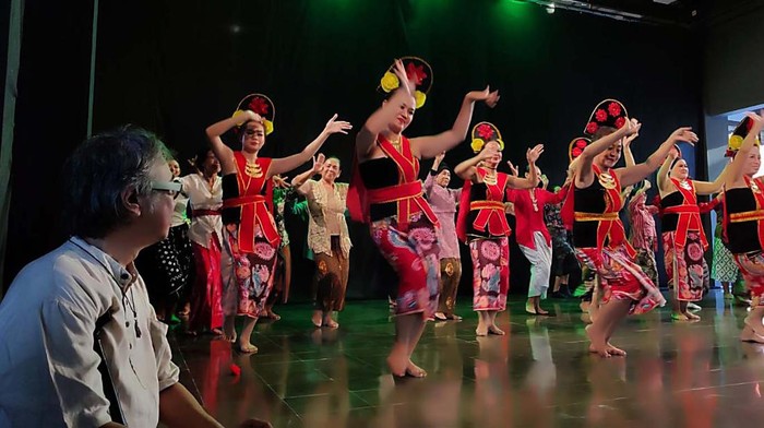 Pameran arsip bertema 'Enam Bulan dan Sekian Pertemuan' digelar di Yogyakarta, 9-13 Oktober 2024. Pmaeran ini dibuka oleh penampilan Tari Yapong.