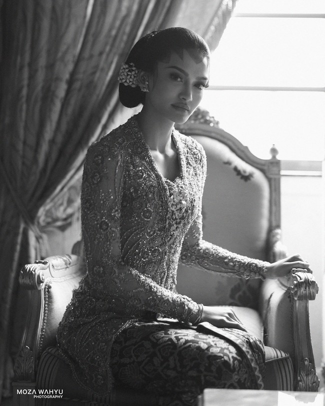 Tengku Natasya Adnan adalah wanita keturunan Indonesia yang akan dipersunting Pangeran Malaysia, YAM Tengku Muhammad Iskandar Ri’ayatuddin Shah . Sosoknya merupakan anak dari seorang artis senior ramai jadi sorotan. Foto: Dok. Instagram @mozawahyu