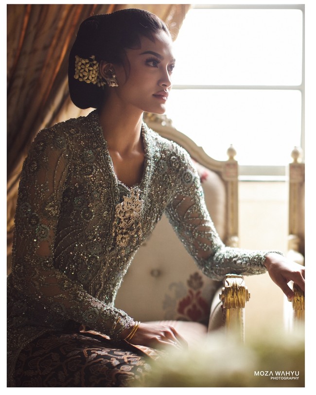 Acara juga dilanjutkan dengan prosesi midodareni. Ketika itu, Natasha tampil lebih tradisional dengan paes dan ronce melati selagi mengenakan kebaya nude berhiaskan bros rancangan desainer Julianto.Foto: Dok. Instagram @mozawahyu