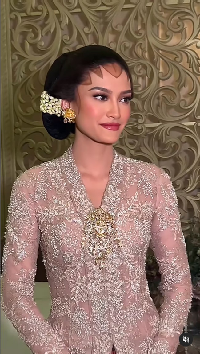 Dilaporkan bahwa rangkaian pernikahan Tengku Natasha dan Tengku Muhammad Iskandar bakal digelar selama tiga hari, mulai 24 Oktober 2024. Dikatakan jika perayaan tersebut bakal disiarkan di alun-alun kota. Calon suami Natasha sendiri merupakan pewaris tahta kedua dalam Kesultanan Pahang. Foto: Dok. Instagram @danybarca22