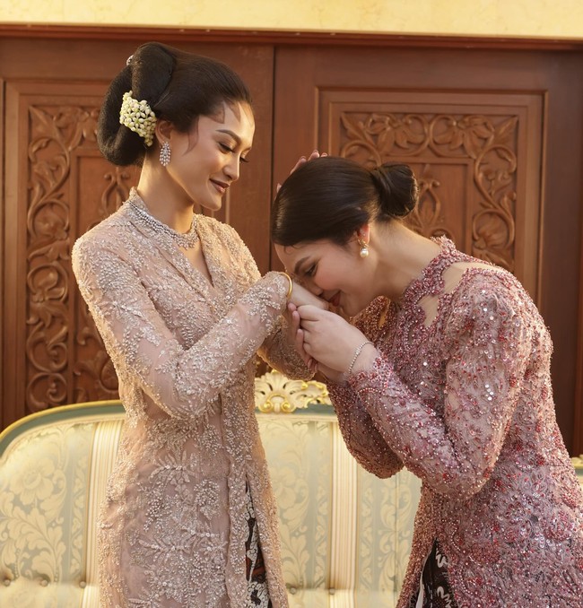 Tengku Natasya sendiri diketahui telah menggelar berbagai prosesi menjelang hari pernikahannya. Dalam sejumlah postingan di Instagram, terungkap bahwa ia sudah mengadakan serangkaian prosesi adat Jawa.Foto: Instagram @tengkunadiraadn