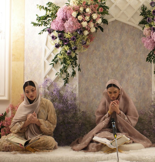 Dalam foto yang diunggah sang adik, Tengku Nadira Adnan, momen tersebut berjalan secara hikmat. Natasya sendiri diketahui datang dari keluarga besar karena punya lima saudara kandung dan lima saudara tiri.Foto: Instagram @tengkunadiraadn