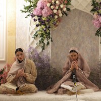 Dalam foto yang diunggah sang adik, Tengku Nadira Adnan, momen tersebut berjalan secara hikmat. Natasya sendiri diketahui datang dari keluarga besar karena punya lima saudara kandung dan lima saudara tiri.Foto: Instagram @tengkunadiraadn