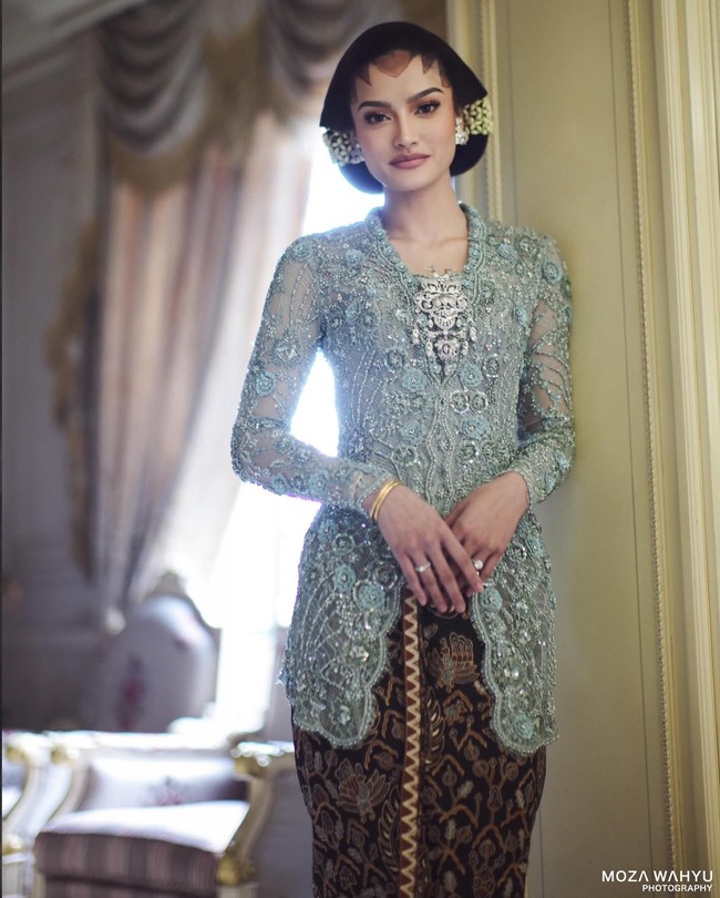 Setelah pengajian, prosesi jelang pernikahan Tengku Natasya dan YAM Tengku Muhammad Iskandar Ri’ayatuddin Shah dilanjutkan dengan sungkumen. Untuk acara itu, Natasya mengenakan kebaya hijau yang ramai motif payet dan bersanggul.Foto: Dok. Instagram @mozawahyu