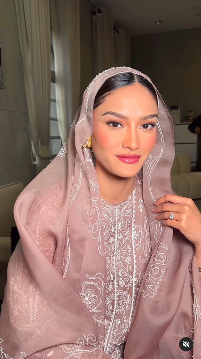Di acara pengajian, wanita 29 tahun tersebut tampak cantik mengenakan dress bernuansa pink dari desainer Biyan. Foto: Dok. Instagram @danybarca22