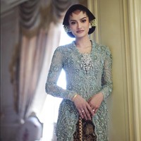 Setelah pengajian, prosesi jelang pernikahan Tengku Natasya dan YAM Tengku Muhammad Iskandar Ri’ayatuddin Shah dilanjutkan dengan sungkumen. Untuk acara itu, Natasya mengenakan kebaya hijau yang ramai motif payet dan bersanggul.Foto: Dok. Instagram @mozawahyu