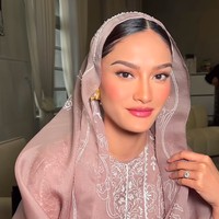 Di acara pengajian, wanita 29 tahun tersebut tampak cantik mengenakan dress bernuansa pink dari desainer Biyan. Foto: Dok. Instagram @danybarca22