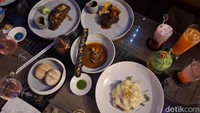 Kulineran di Bandung juga bisa didapatkan dari atas ketinggian. Di sini para pengunjung dapat menyantap makanan enak sambil memandangi kota Bandung dari atas. Foto: detikcom/Diah Afrilian