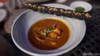 Ada juga Alaskan Lobster Bisque untuk pilihan menu sup yang lezat. Perpaduan kuah kaldu seafood dengan puree tomat membuat rasanya manis, sedikit asam, dan menyegarkan. Foto: detikcom/Diah Afrilian