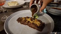 Begitu pula dengan Australian Sirloin yang rasanya makin spesial berkat kucuran truffle sauce. Tingkat kematangan medium menjadi yang paling cocok untuk menikmati juicynya steak di sini. Foto: detikcom/Diah Afrilian